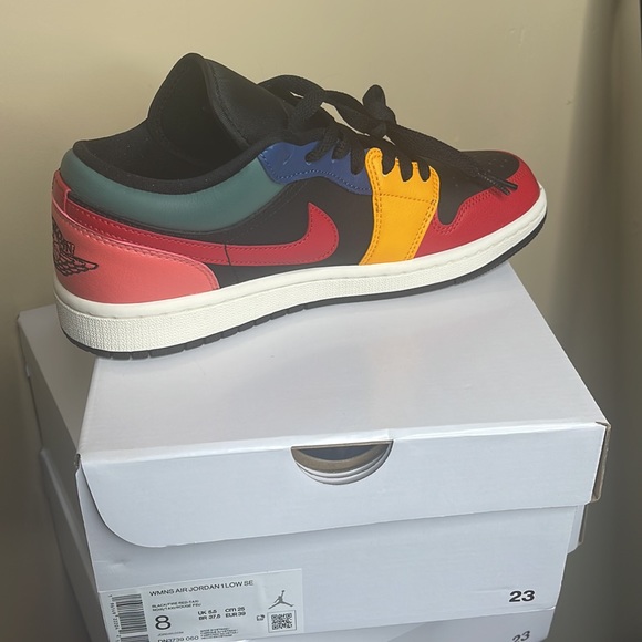 Air Jordan one low SE - Picture 2 of 5